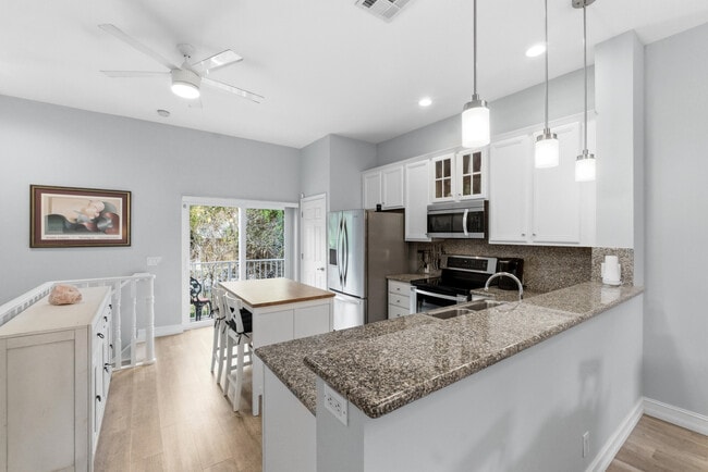 Building Photo - 2445 NE 14th St