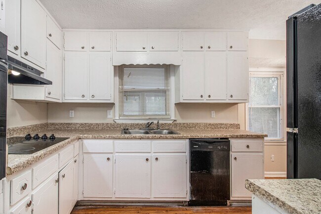 Building Photo - 4 Bedroom 3 Bath Home