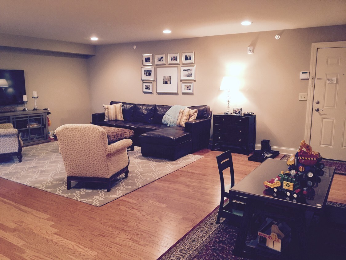 Gleaming hardwood floors - 1700 Main St