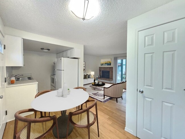 Building Photo - $1,250 - 1 Bed / 1 Bath Spacious Two-Story...