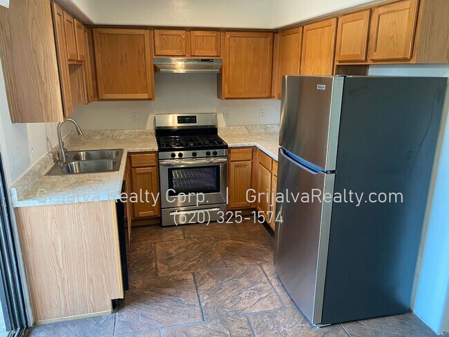 Foto del edificio - 2645 N Edith Blvd