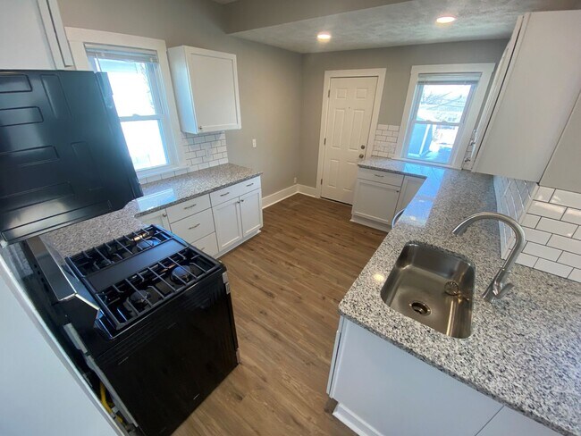 Building Photo - Newly Renovated 3 Bed 2 Bath Home