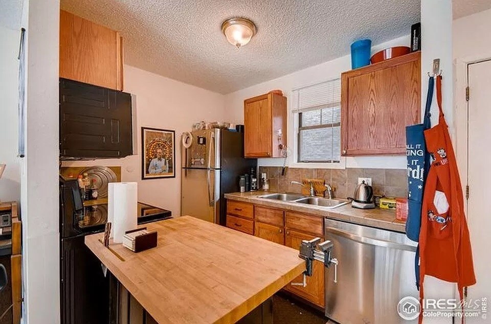 Kitchen - 3000 Colorado Ave