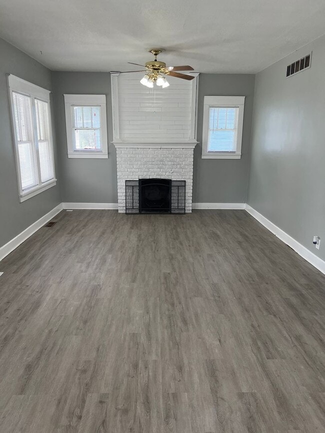 Building Photo - Charming 3-Bedroom/ 1 Bathroom house located in the heart of Topeka
