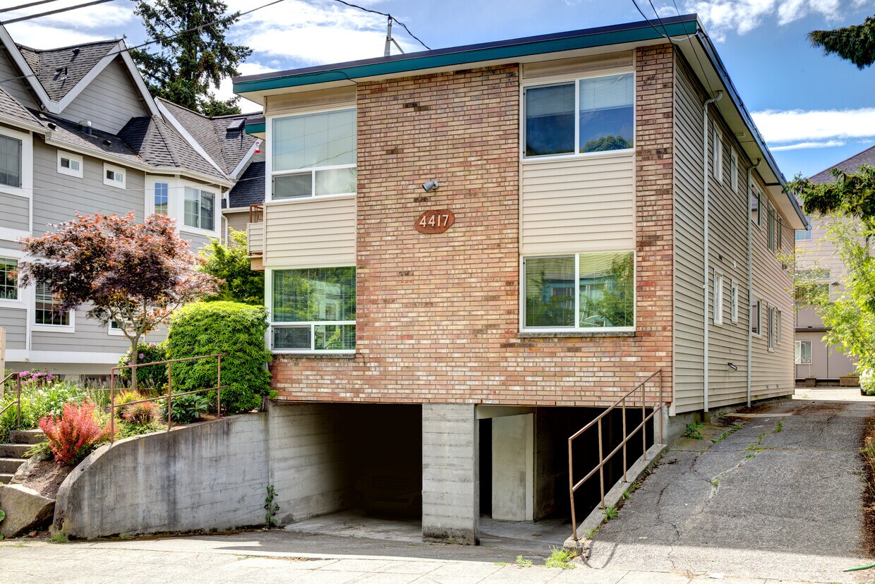 Primary Photo - 4417 Bagley Ave N
