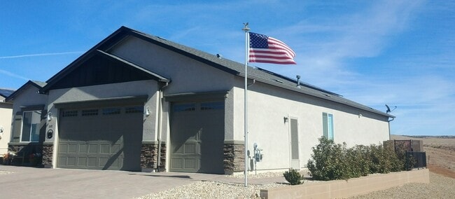 Building Photo - 1091 N Diaz St
