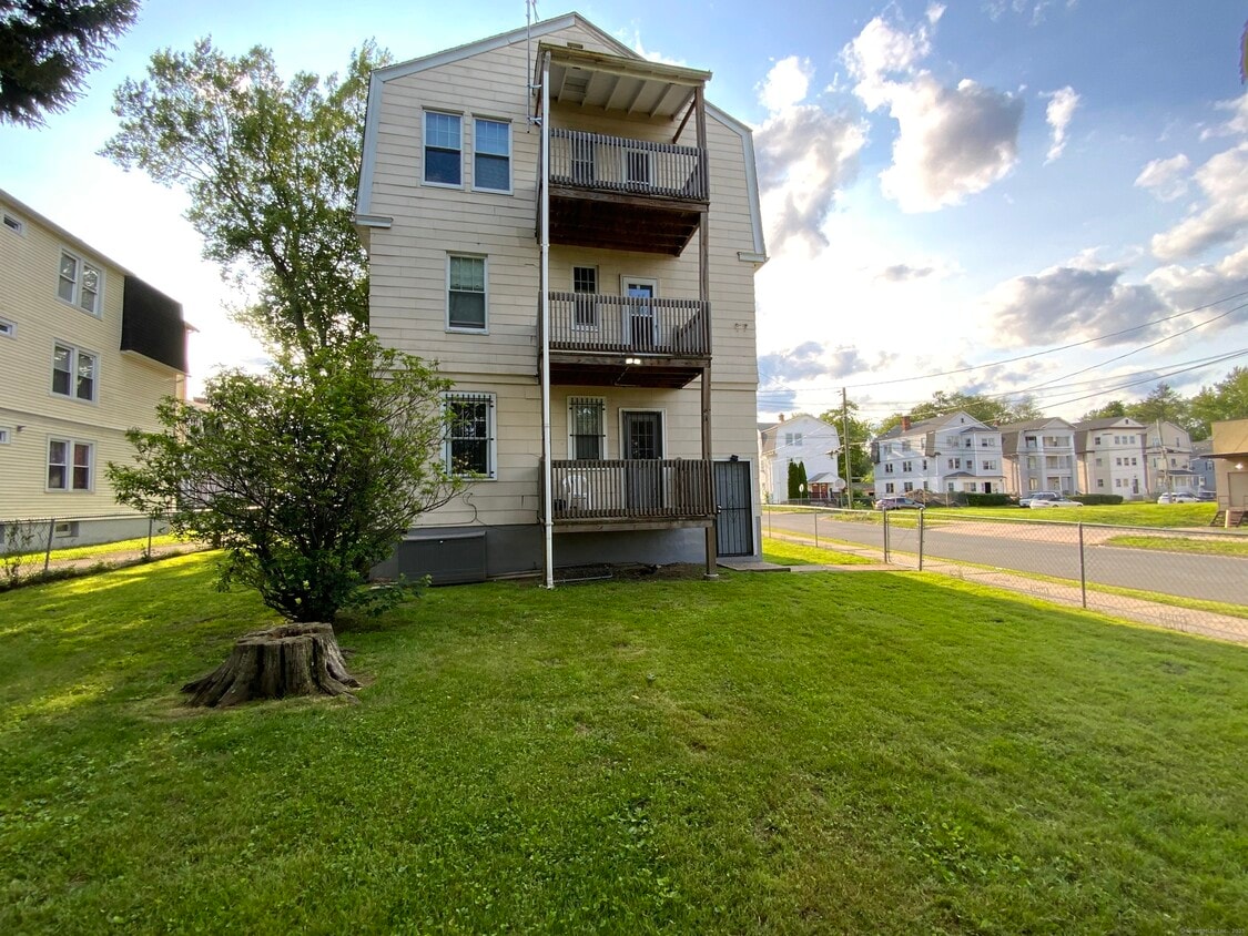 Building Photo - 240 Martin St