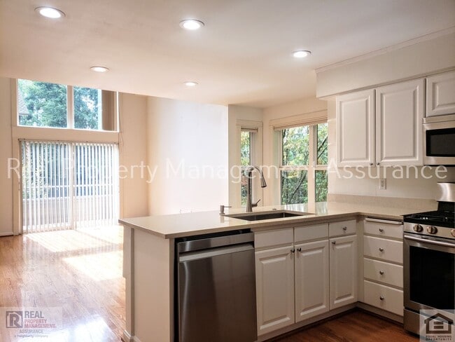 Building Photo - Charming 3BR/2BA End Unit Townhome-Now Available!!