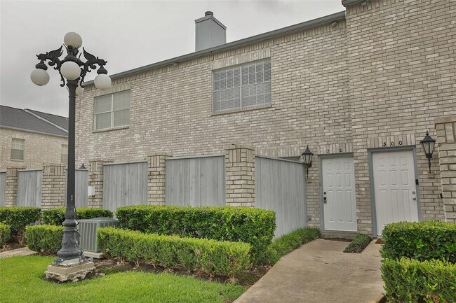 Building Photo - 298 Wilcrest Dr