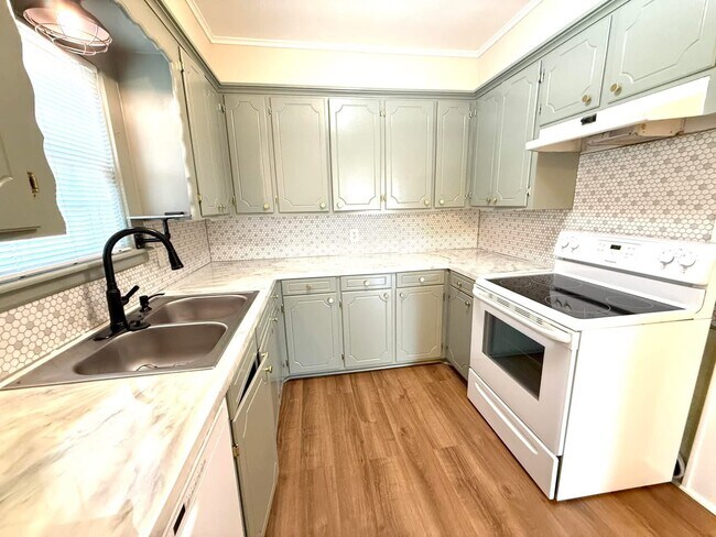 Foto del edificio - 1329 Hargrove St