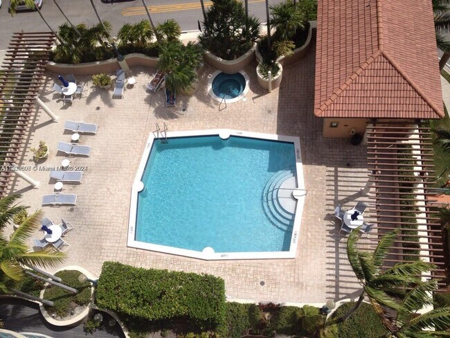 Foto del edificio - 17555 Atlantic Blvd