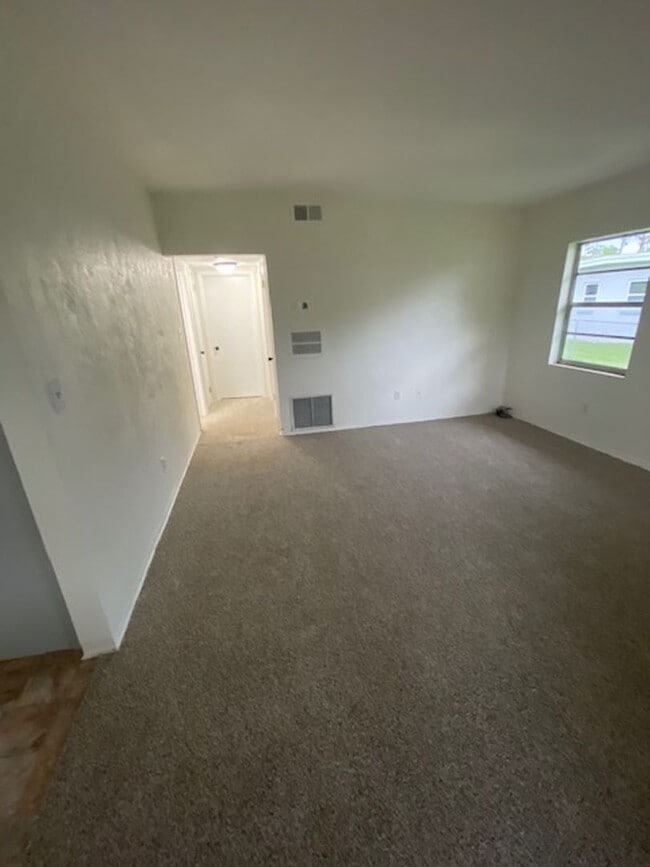 Building Photo - 2 Bed 1 Bath Home | Pet Friendly | Washer ...