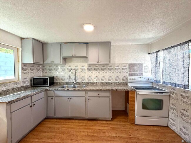 Building Photo - 1181 W 8th Pl