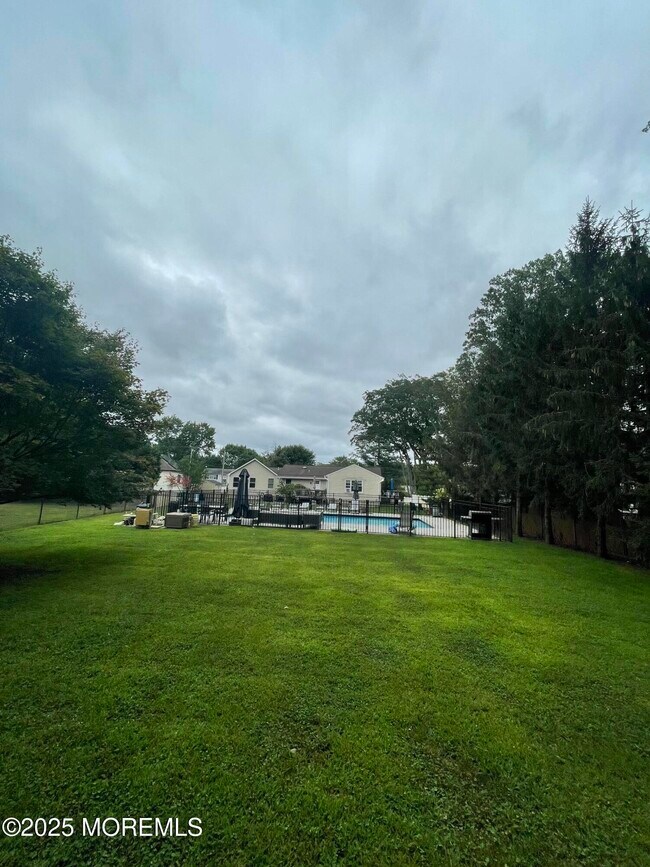 Foto del edificio - 72 Whalepond Rd