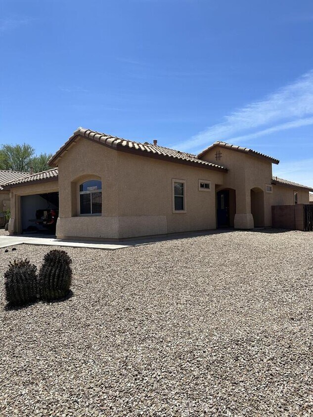 1072 E Stronghold Canyon Ln, Sahuarita, AZ 85629 House Rental in