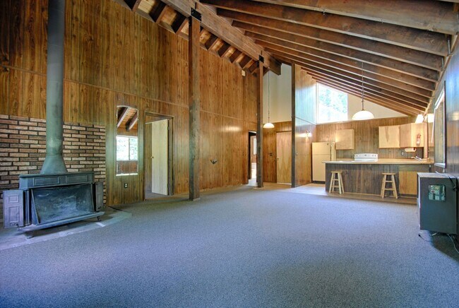 Foto del edificio - LONG-TERM RENTAL: Upper Floor Unit in Duplex with Washer/Dryer & Wood Stove!