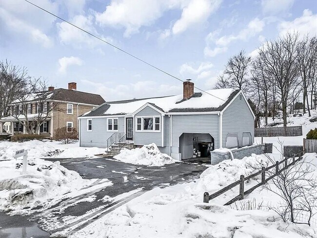 Foto del edificio - Beautifully Renovated 3-Bedroom Home in Woburn – $3,650.00/mo