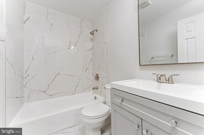 Baño compartido - 13742 Penwith Ct
