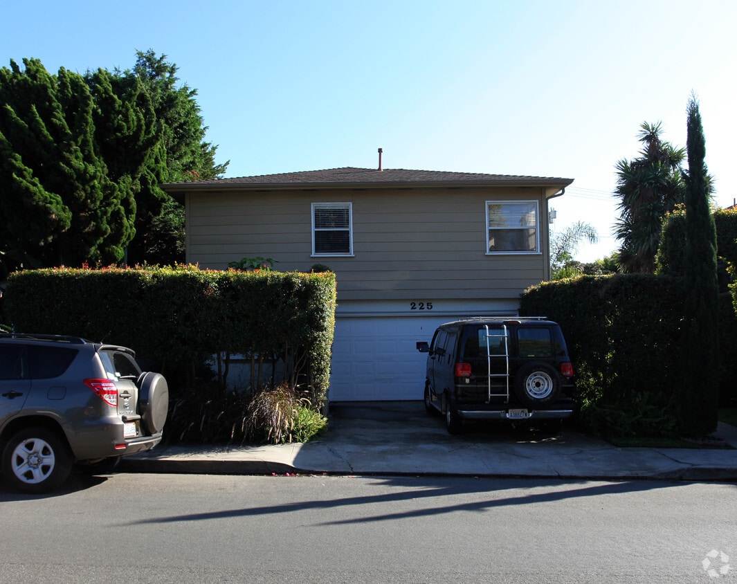 Building Photo - 225 Cypress Dr