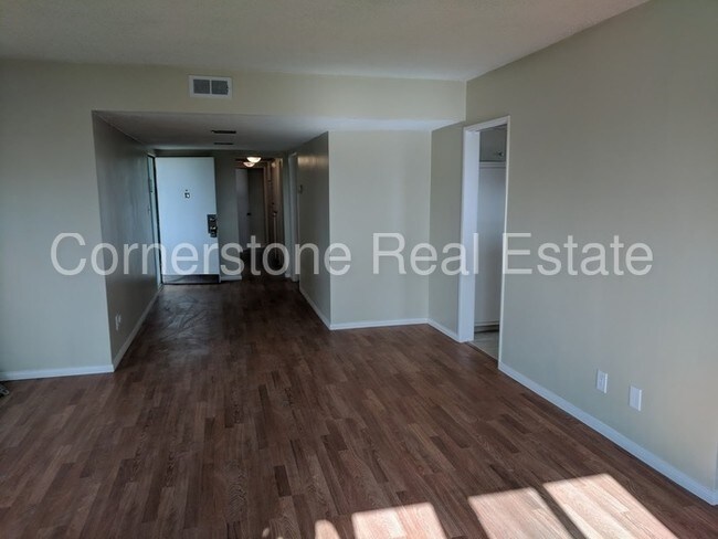 Building Photo - 1155 College View Dr