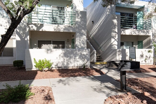 Building Photo - First floor 1 br unit in gated community w...