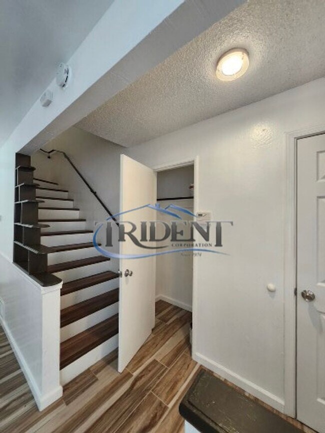 Building Photo - This is a cute 2 bedroom, 1 ½ bath townhouse.