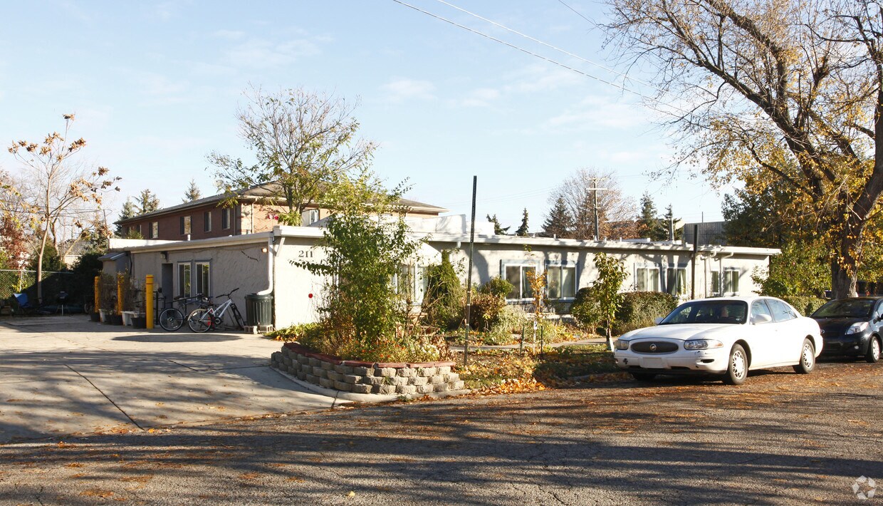 Foto principal - 211 E Davis Ave