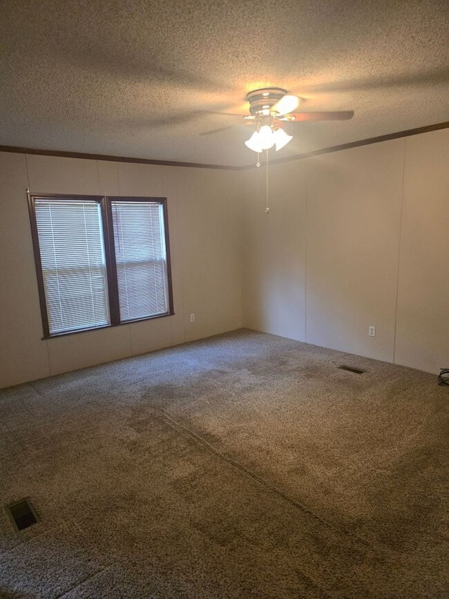 Building Photo - 3 Bdrm 2 bath Double Wide, large lot