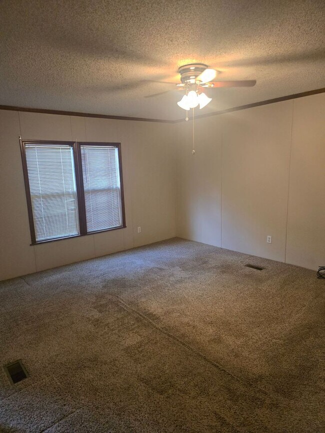 Foto del edificio - 3 Bdrm 2 bath Double Wide, large lot