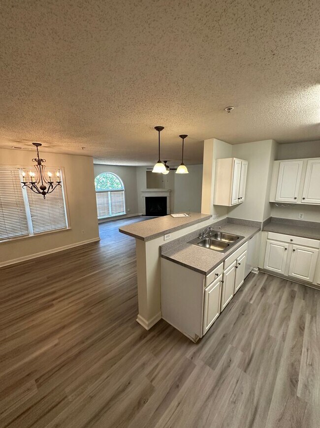 Foto del edificio - 3475 Forestdale Dr