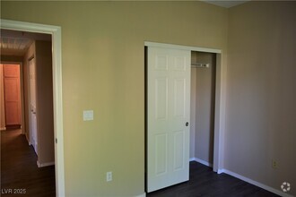 Building Photo - 2291 W Horizon Ridge Pkwy