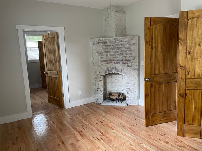 Building Photo - 32 Oak St NE