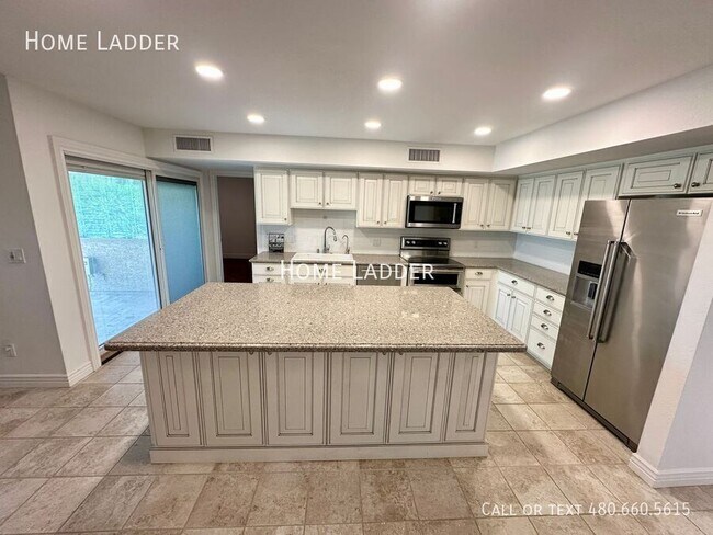 Building Photo - 8084 E Del Laton Dr