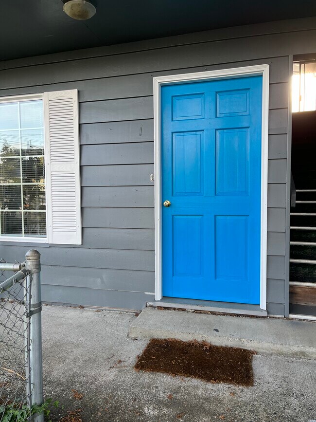 Front of unit - 1121 Randall St