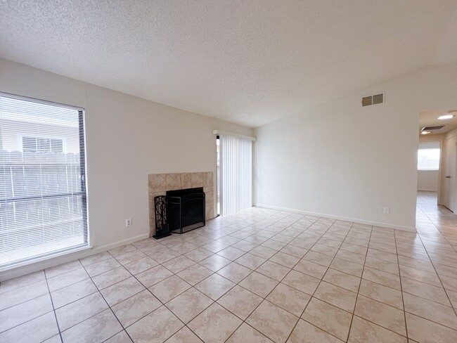 Building Photo - Spacious Halfplex