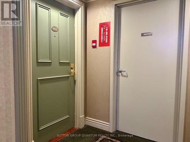 Building Photo - 3700 Kaneff Crescent