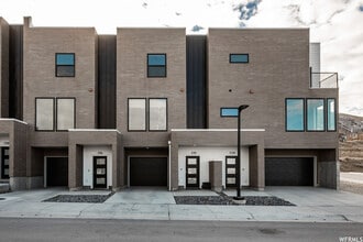 Building Photo - 332 E Tri Ln