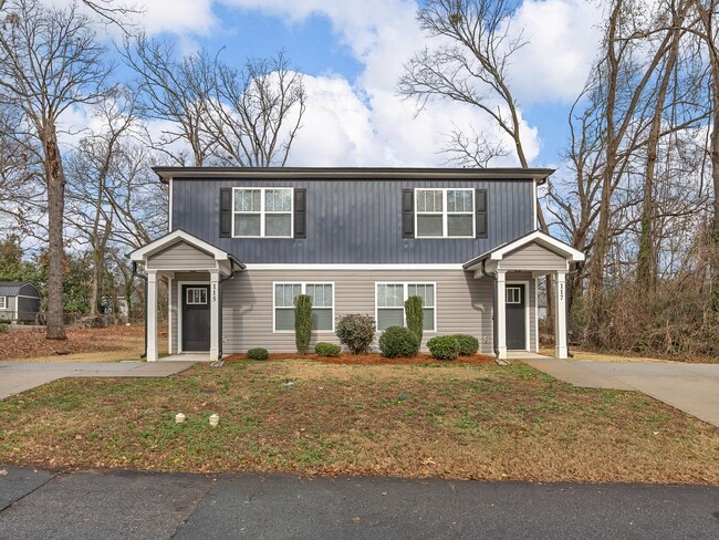 Foto del edificio - Charming two bedroom two and a half bathroom ready for you to call home!