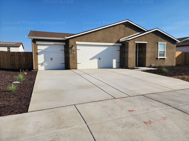 Building Photo - 4 bedroom/ 3 bathroom split-wing home.