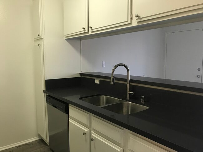 Building Photo - 15520