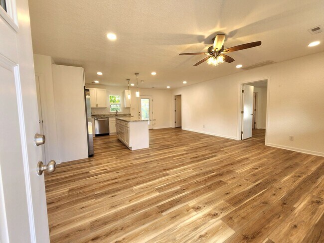 Foto del edificio - Completely Remodeled 4 Bedroom Ranch in Larrymore Acres