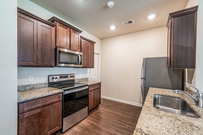 Building Photo - 6019 Rainbow Row