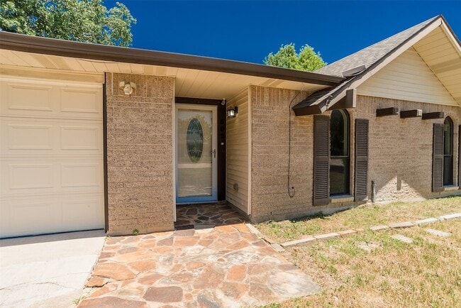 Photo - 502 Campfire Dr House