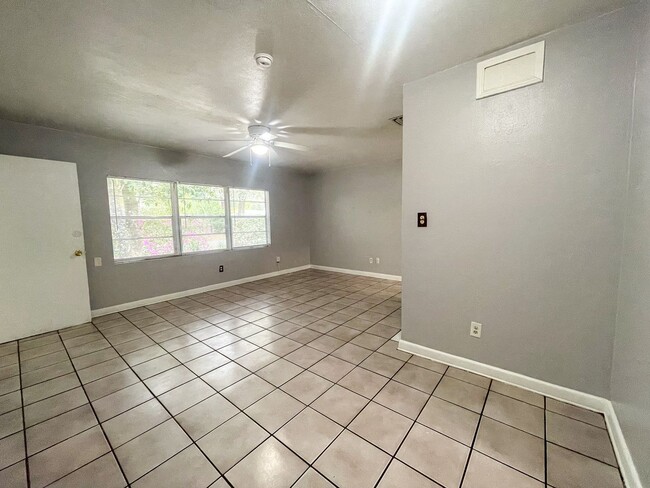 Building Photo - 107 NW 36th Dr