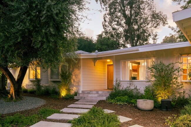 Building Photo - Beautiful Tarzana Rental!