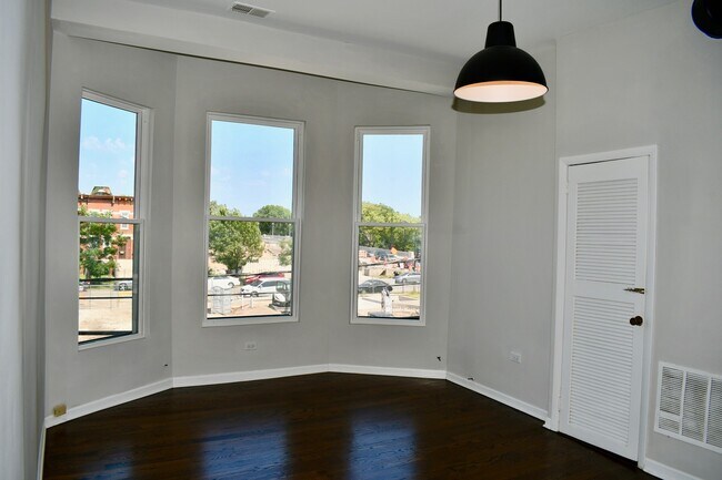 Foto del edificio - 867 E Pershing Rd