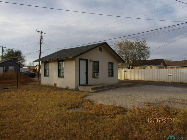 Building Photo - 604 W Dallas Ave