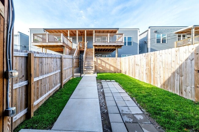 Building Photo - Updated 2 Bed 2 Bath Near SSM Cardinal Gle...