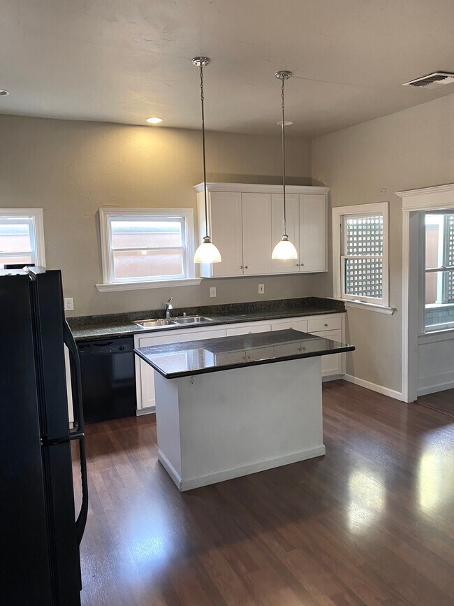 Granite, refrigerator, all modern appliances - 2028 H St