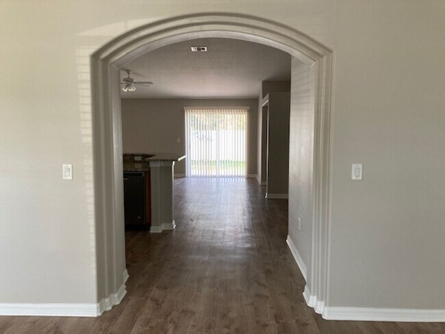 Foto del edificio - Beautiful 3/2/2 house with fenced yard.